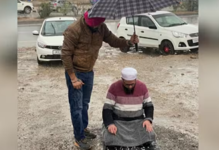 Сикх поспешил на помощь, увидев молящегося под градом мусульманина
