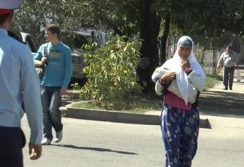 Алматыда екі әйел бала орнына қуыршақ орап алып, қайыр сұраған (фото)