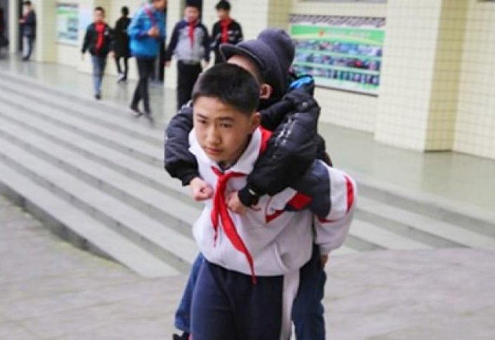 Мальчик шесть лет носил в школу друга-инвалида