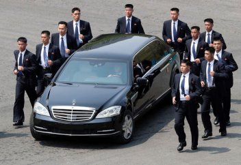 Как спецслужбы Северной Кореи защищают династию Кимов с помощью бронепоездов, бункеров и технологий КГБ