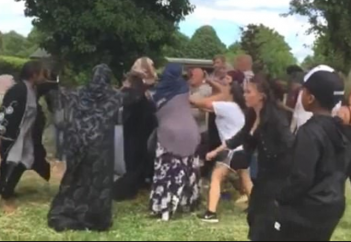 Расисты схлестнулись с мусульманками в парке (ВИДЕО)