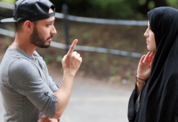 А вы вступитесь за мусульманку на улице? Ответы на этот вопрос поражают