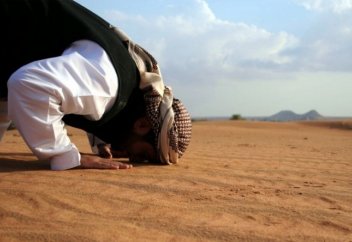 Шариғи үкім беруші қазы намаз оқуға  тыйым салды (ВИДЕО)