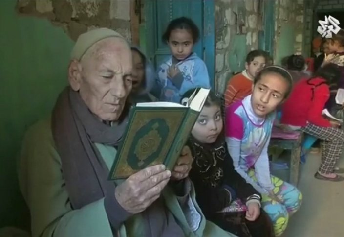 Пожилой египтянин-христианин учит детей Корану