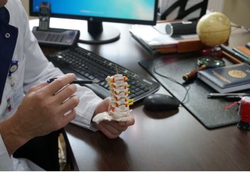 Титаннан жасалған омыртқа – жаһандық медицинадағы соны жаңалық