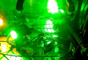 Ионды сұйықтықтың көмегімен лазердің түсін басқаруға болады (видео)