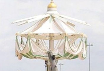 В Мекке устанавливают гигантский зонт