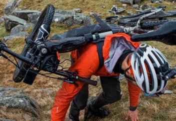 Hike жүйесі велисопедті рюкзак секілді алып жүруге мүмкіндік береді (видео)