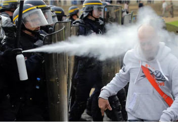 Ученые предложили запретить использование слезоточивого газа. Как слезоточивый газ и водометы действуют на человека