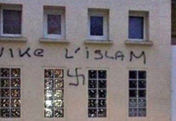 Мешіттің қабырғасындағы "фашизм"