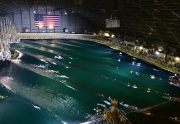 Әскери кемелер күмбез астындағы жасанды көлде сынақтан өткізіледі