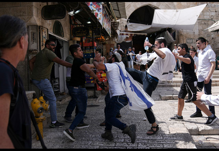 Израильтяне массово нападали на палестинцев во время "марша с флагами" (ВИДЕО)