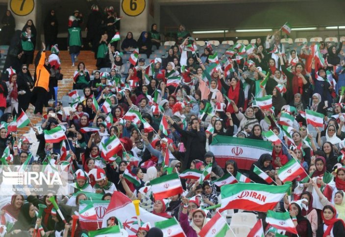 Иранские женщины впервые за 40 лет посетили футбольный матч на стадионе (Фото)