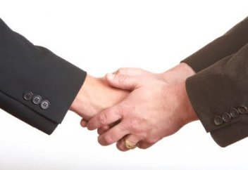 Как правильней по сунне здороваться, двумя руками или одной?