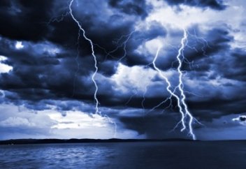 Ученые показали разряд молнии со скоростью 700 кадров в секунду (видео)