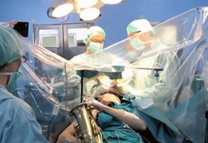 Миға операция жасаған дәрігерлер саксофон қолданды (видео)