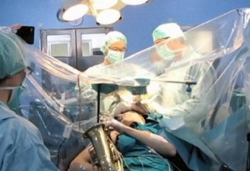 Миға операция жасаған дәрігерлер саксофон қолданды (видео)