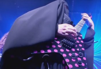 Рок жанрында да мұсылман әйелі өнер көрсете бастады (ВИДЕО)