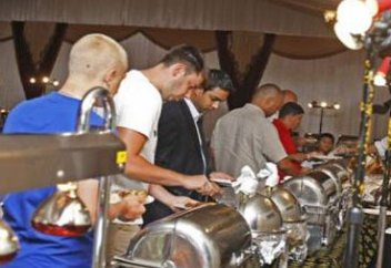 Мұсылман еместердің ауыз бекітуіне не себеп болды?