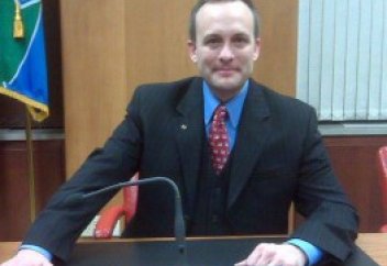 Крис Вэри после своих  исламофобских воззрений оказался на грани отставки