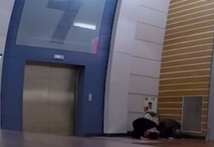 В Латвии прошел эксперимент с намазом в торговом центре