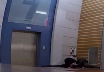 В Латвии прошел эксперимент с намазом в торговом центре