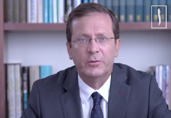 Вырезают части хадисов и удаляют аяты из учебников