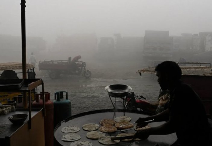 В столице Пакистана Лахоре чудовищный смог разгоняют искусственным дождем