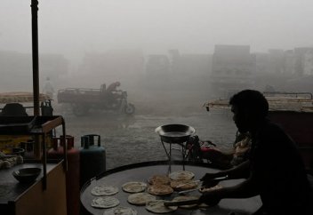 В столице Пакистана Лахоре чудовищный смог разгоняют искусственным дождем