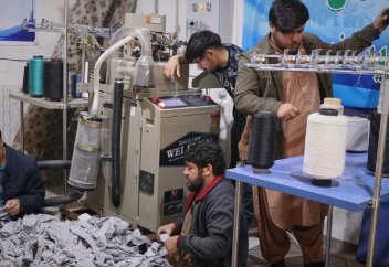 В Герате открылась ткацкая фабрика, набирающая на работу исключительно инвалидов