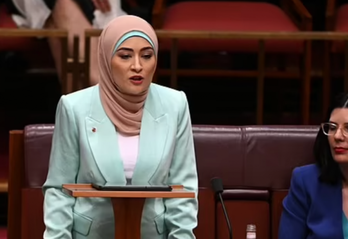 Сенатор в хиджабе впервые выступила в парламенте