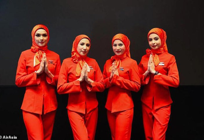 Крупная авиакомпания обновила форму бортпроводника, чтобы сотрудники могли носить хиджаб