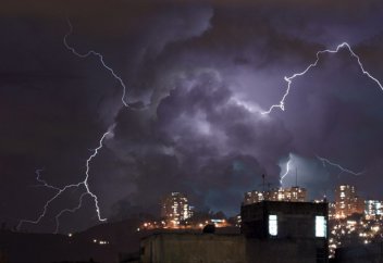 Үнді храмында екі адам жай отынан жайрап қалды