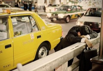 Шамадан тыс жұмыс істейтін жапондар қаланың кез келген жерінде ұйықтап жатады (фото)