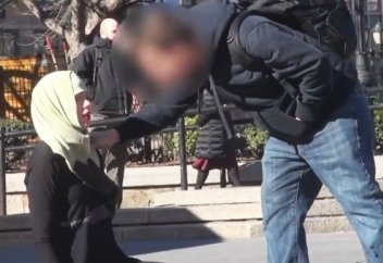 Көшеде НАМАЗ оқу (қоғамдық эксперименті)    Молитва в общественном месте (социальный эксперимент)