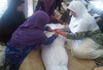 Әйел адамның мәйітін жуу сәтінде адамдар мына оқиғаға куә болды (ВИДЕО)