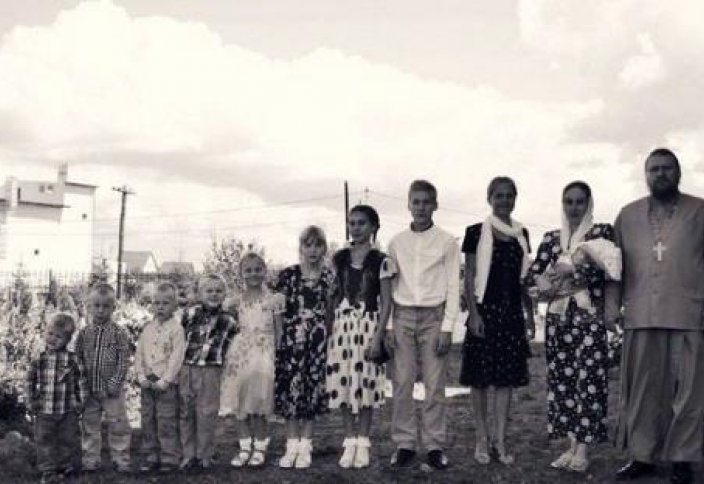 Мусульмане помогли священнику, оставшемуся на улице с 10 детьми