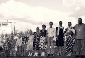 Мусульмане помогли священнику, оставшемуся на улице с 10 детьми