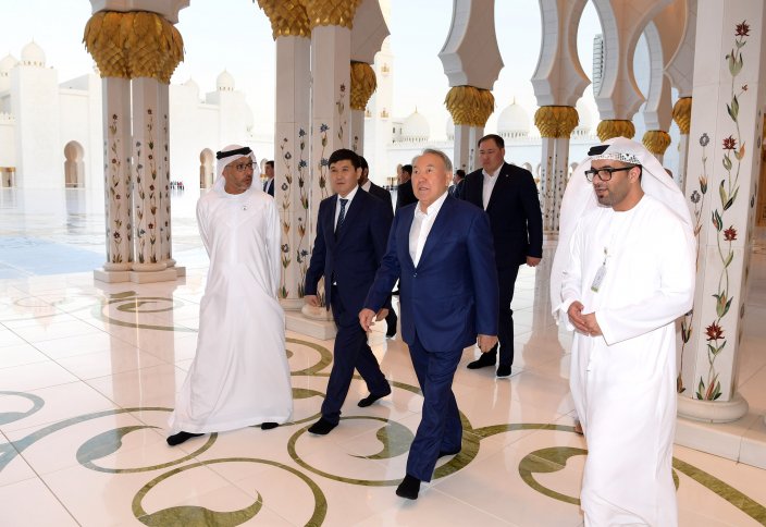 Президент посетил мечеть шейха Заида в ОАЭ