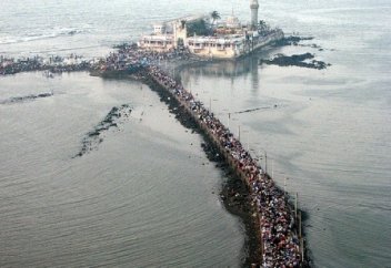 Бұл мешітке жету үшін адамдар қатерге бас тігеді (фото)