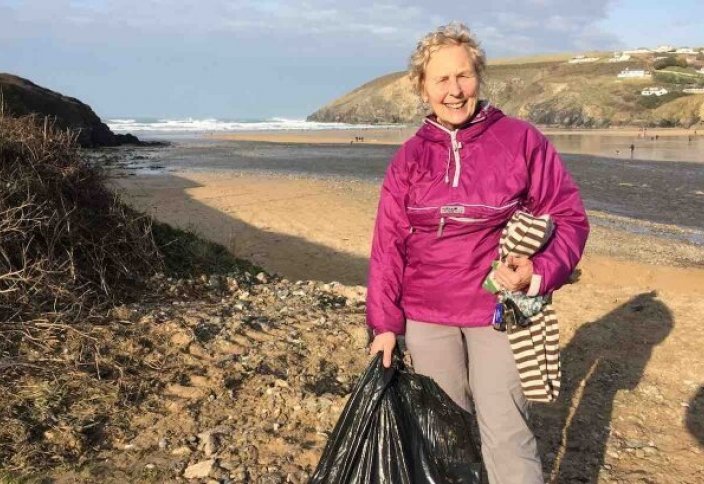 70-летняя бабушка самостоятельно очистила 52 пляжа ради своих внуков (фото)