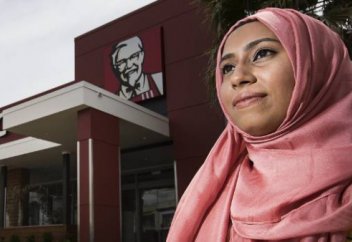 Мұсылман бойжеткеннің бастамасы қоғамды қақ жарды