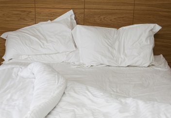 Редкое заболевание заставило британку спать 22 часа в сутки