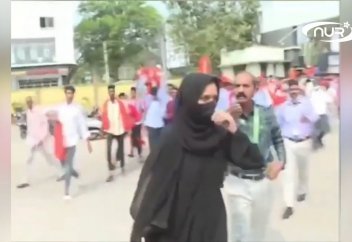 Разные: Как шакалы! Окружили мусульманку и хотят её раздеть!