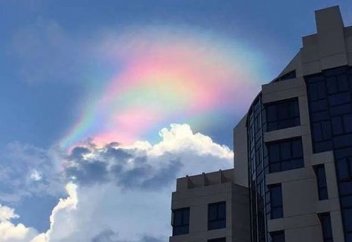 Редкую "огненную" радугу видели над Сингапуром