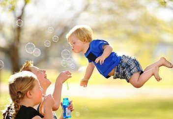 Ұшып жүретін баланың фото-суреті ғаламторды бағындырды