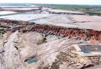 Разрушительный токсичный разлив рассматривается как испытание того, смогут ли африканские страны противостоять Китаю