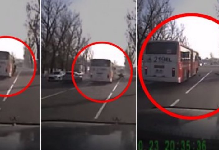 Алматыда жолаушы жүріп бара жатқан автобустан құлап түсті (видео)