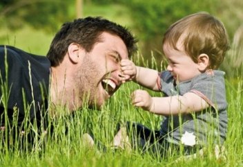 Әкеге қарап ұл өсер...