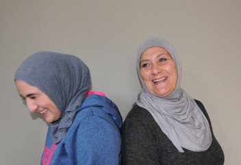 Трагедия стала толчком для матери с дочерью задуматься об исламских ценностях